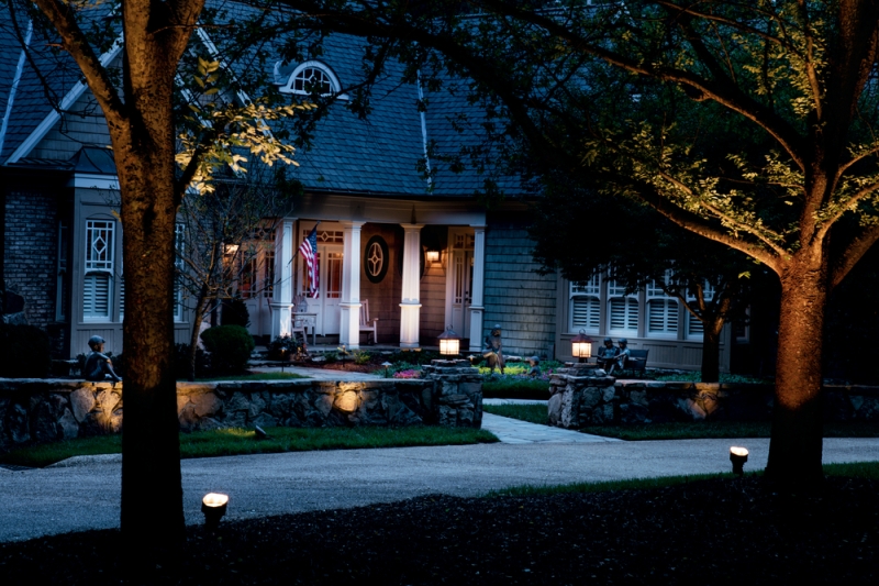 How to Light Your Front Yard - LightsOnline Blog